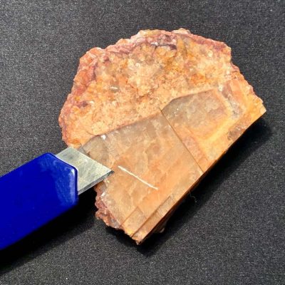 Test twardości minerału przez zarysowanie powierzchni stalowym nożem